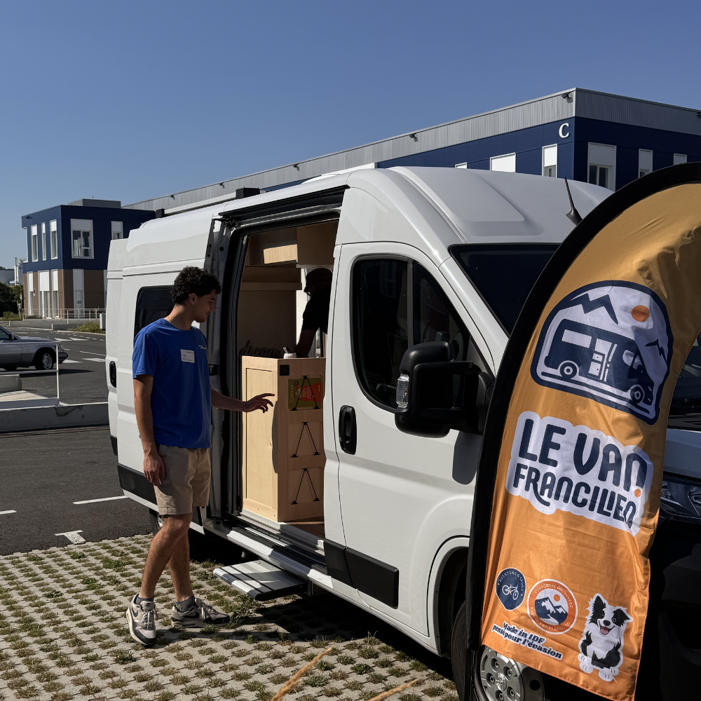 Fourgon am&eacute;nag&eacute; pr&eacute;sent&eacute; devant l'entrep&ocirc;t