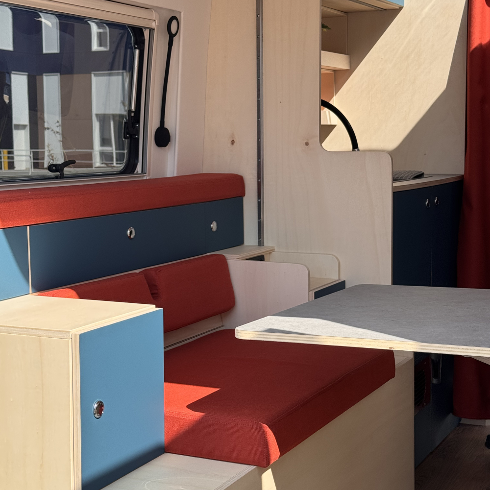 Int&eacute;rieur d'un van am&eacute;nag&eacute; &eacute;quip&eacute; en solaire
