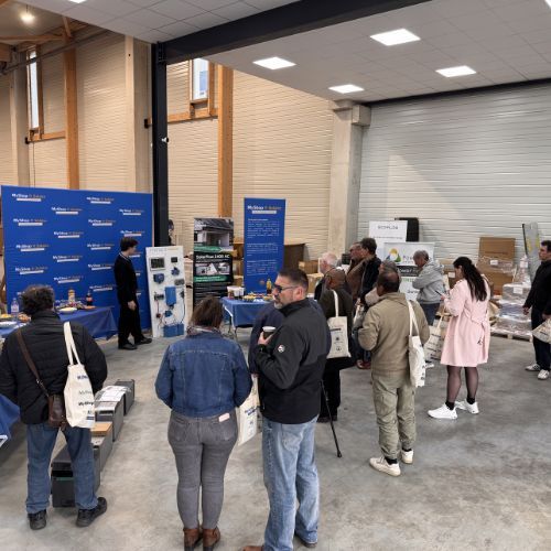Visiteurs dans l'entrep&ocirc;t MyShop Solaire pendant une journ&eacute;e portes ouvertes
