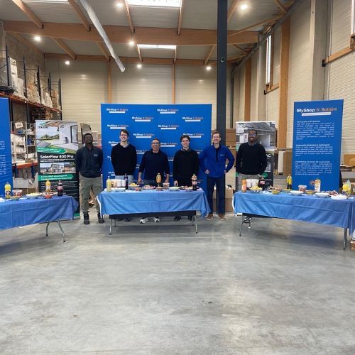 L'&eacute;quipe MyShop Solaire derri&egrave;re les stands de pr&eacute;sentation