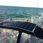 Panneau solaire sur balcon arrière de bateau