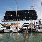 Panneau solaire fixé sur le mât d'un bateau