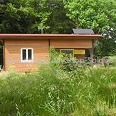 Cabane en bois avec panneau solaire