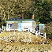 Cabane en bord de mer autonome en électricité