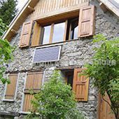 Maison isolée avec panneaux solaires