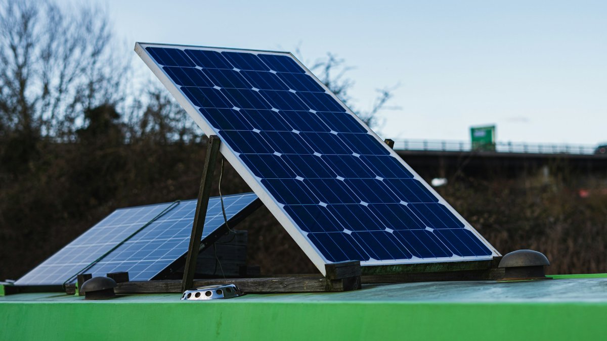 Panneau solaire 12 V sur support métallique alimentant un équipement en site isolé