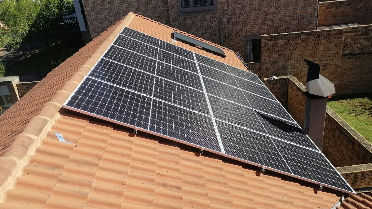 Toiture de maison entièrement couverte de panneaux solaires en site isolé
